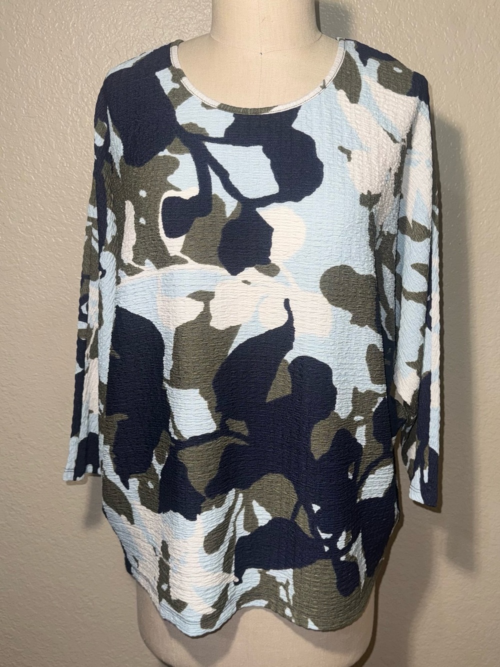 Chico’s Abstract Leaf Print Textured Top Large Blue 3/4 Sleeve Casual Coastal